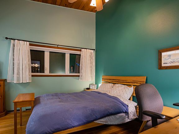 Master bedroom - queen bed