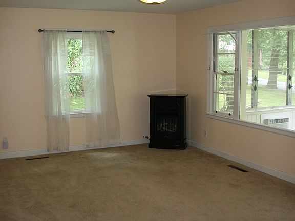 3rd image of 714 Oak Terrace Ln