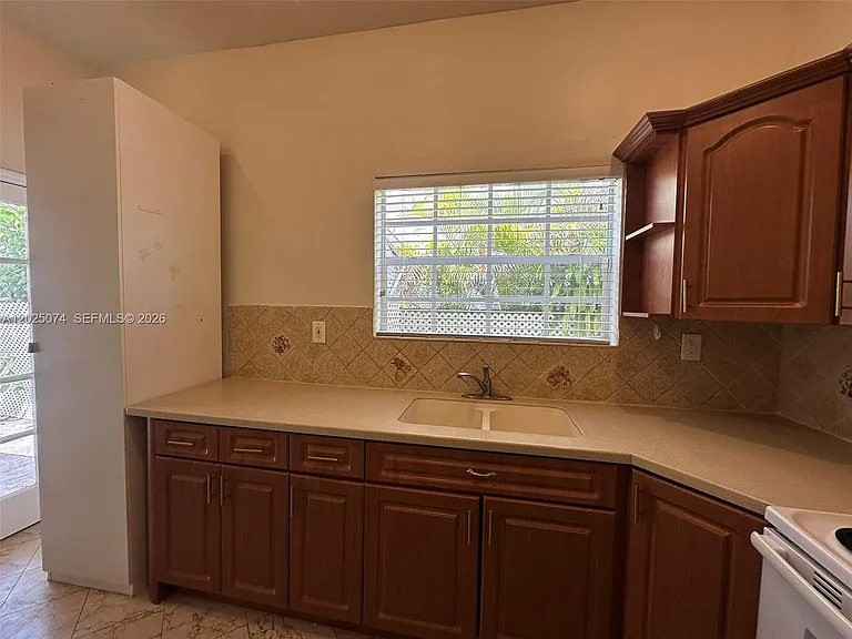2328 SW 17th St #1 — Photo 5