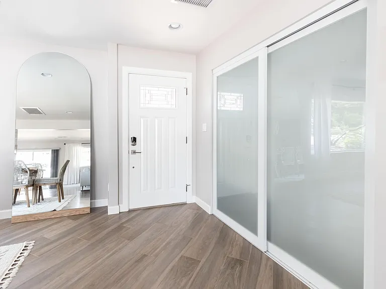 728 E Geneva Dr — Photo 9