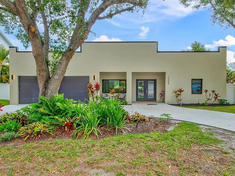 1905 Tulip Dr — Photo 1