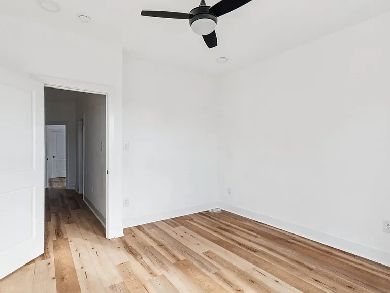 5521 Media St — Photo 10