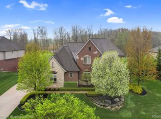 3272 Royal Berkshire Ln, Oakland, MI 48363