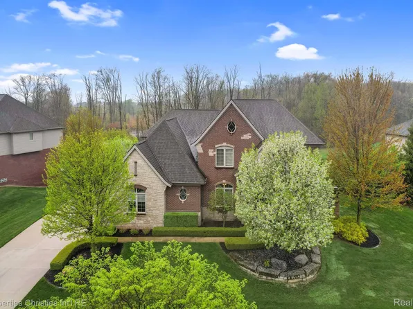3272 Royal Berkshire Ln, Oakland, MI 48363