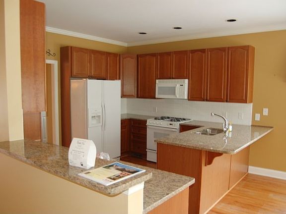 Kitchen w/ granite ctps, brkfst bar