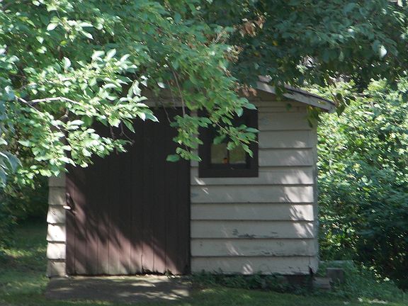 Small storage shed