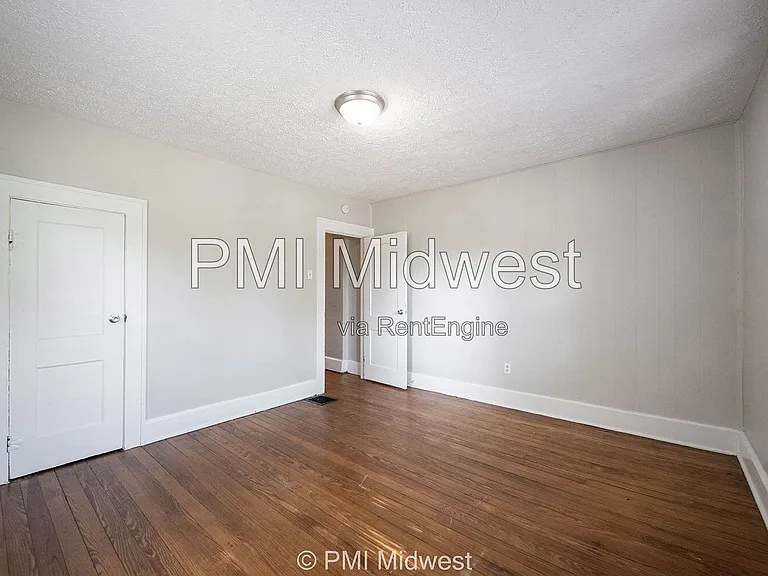 411 W 40th St — Photo 24