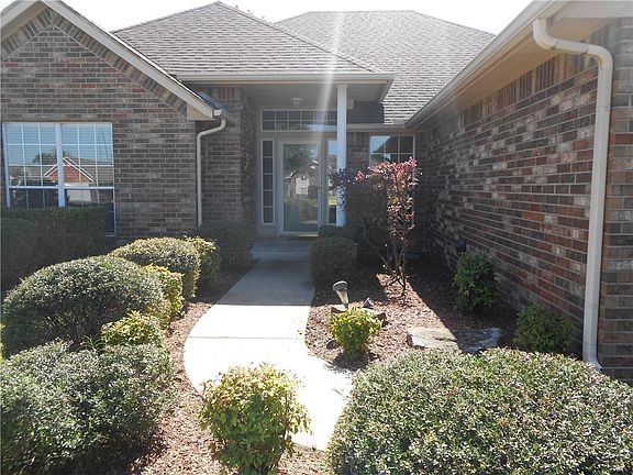 What a fabulous entry to impress your friends and a great view to welcome you home.