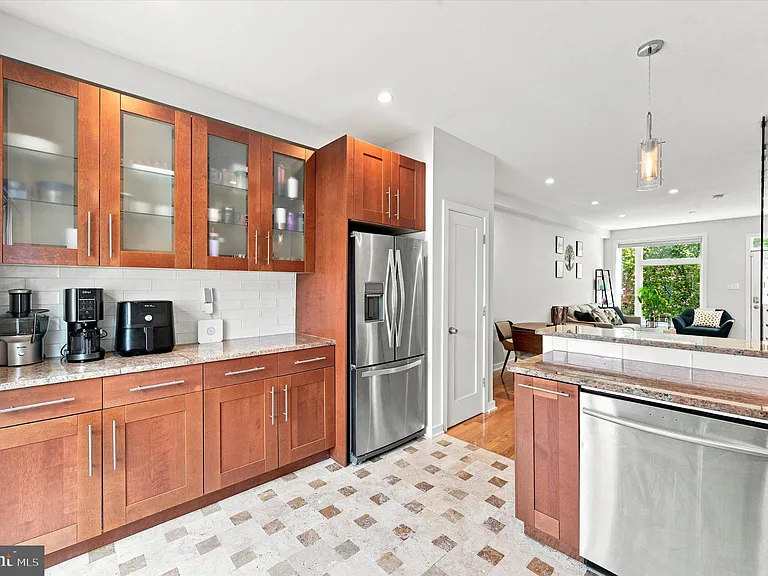2719 Cambridge St — Photo 18