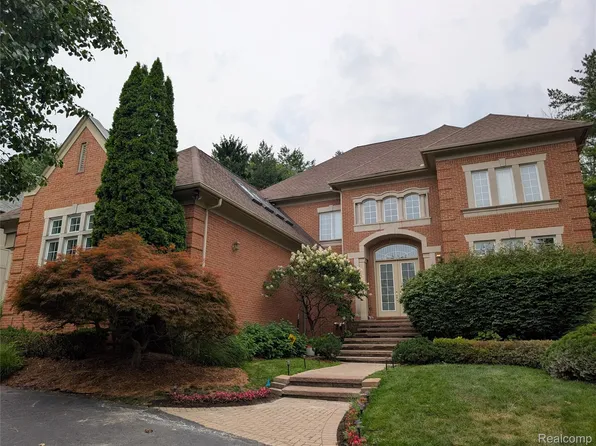 6620 Minnow Pond Dr, West Bloomfield, MI 48322