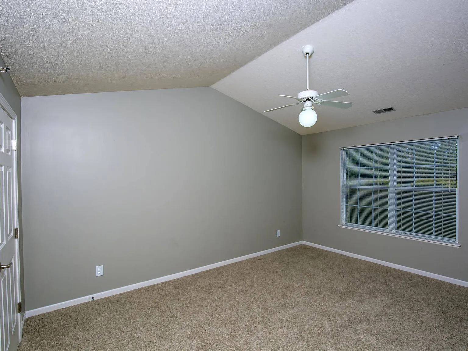 Central Park Apartments — Photo 4