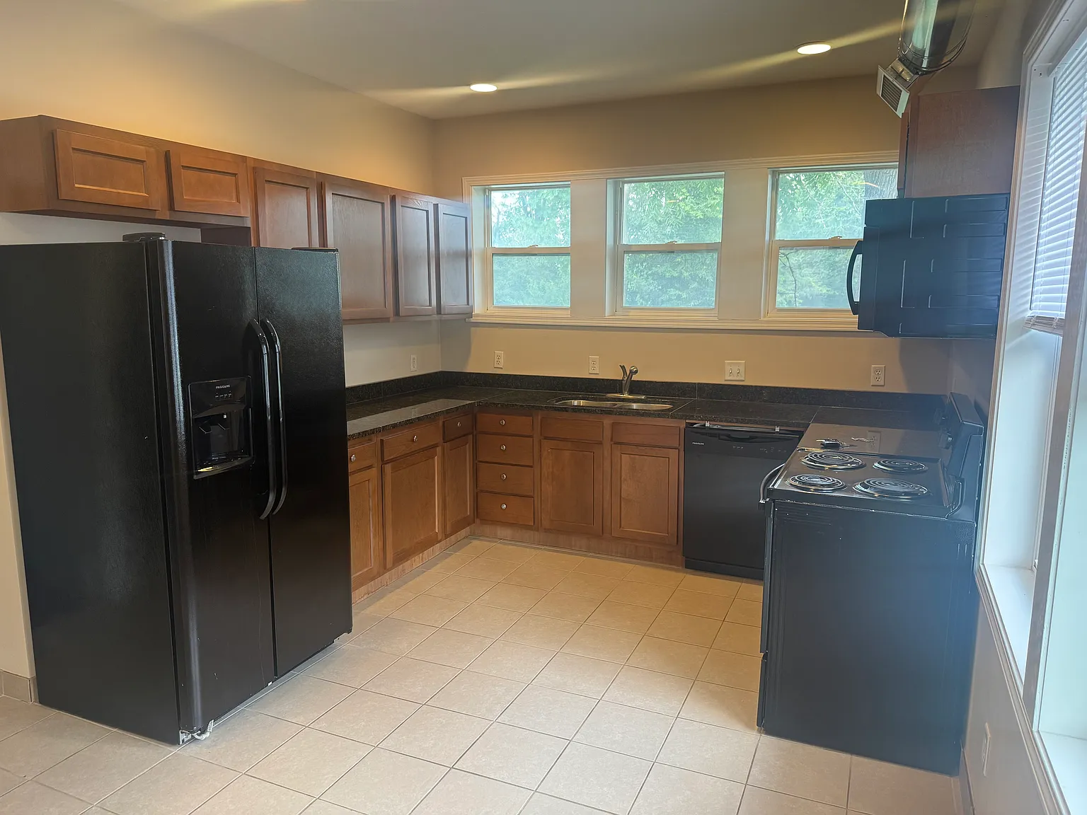 2 bed, 1100 sqft, $975 — Photo 1