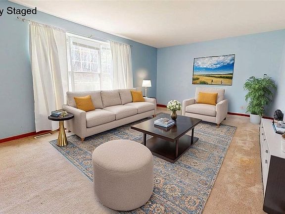 3rd image of 205 Deerwalk Cir