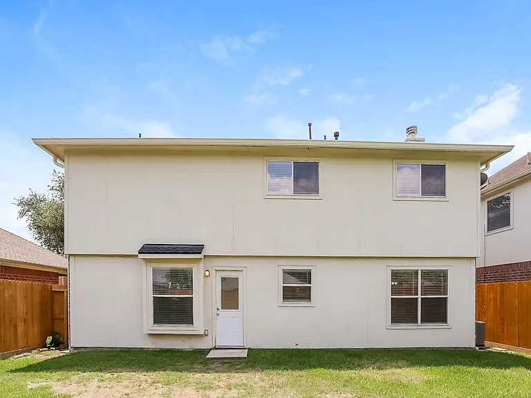 2431 Fox River Ln — Photo 17