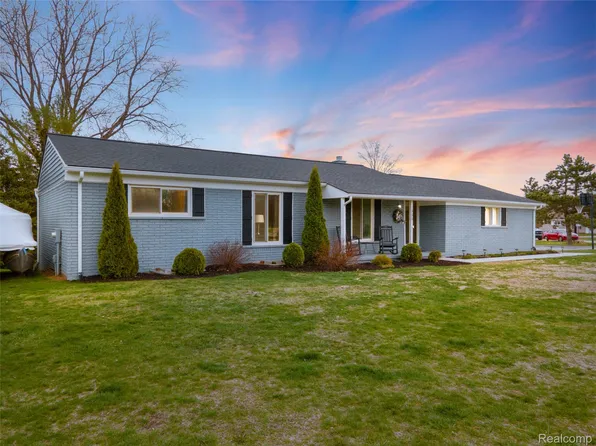 355 Sanders Rd, Oxford, MI 48371