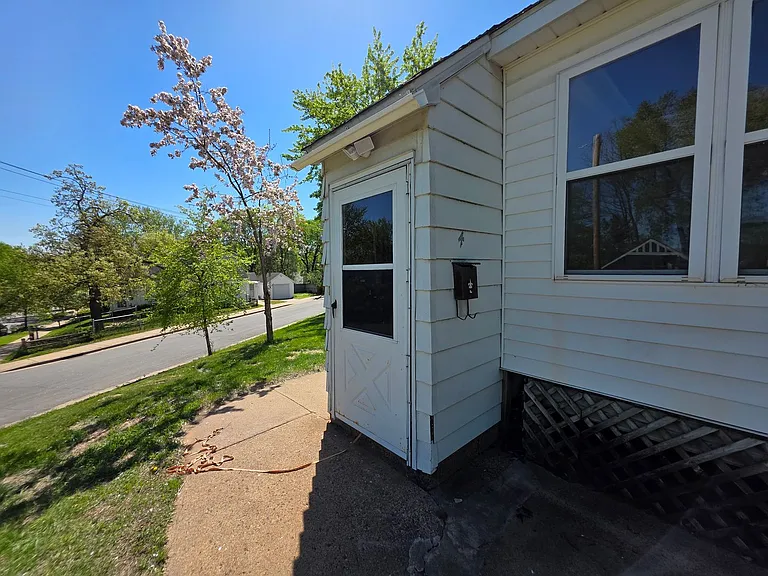 927 E Grand Ave — Photo 2
