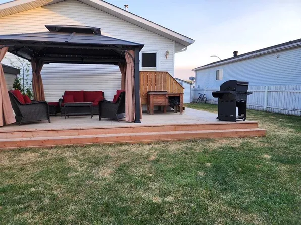 18 E Jackson Pl, Whitecourt, AB T7S 1T7