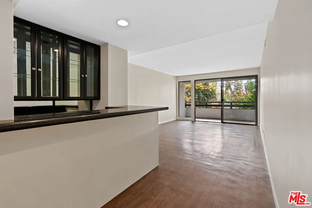 3 bed, 3.0 bath, 1927 sqft, $5,595 — Photo 3