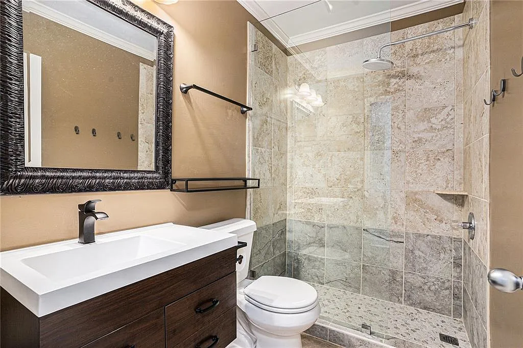 3 bed, 2.0 bath, 1008 sqft, $2,200 — Photo 4