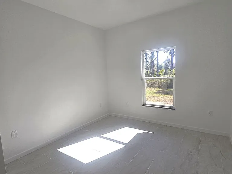 940 Sterling St E — Photo 23