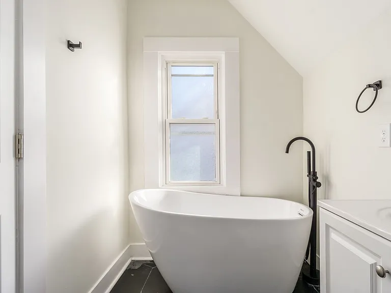 16 Montrose Ave — Photo 33