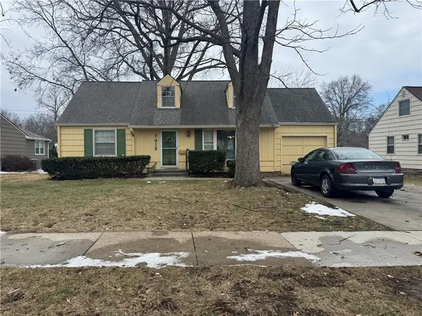 7412 Village Dr, Prairie Village, KS 66208