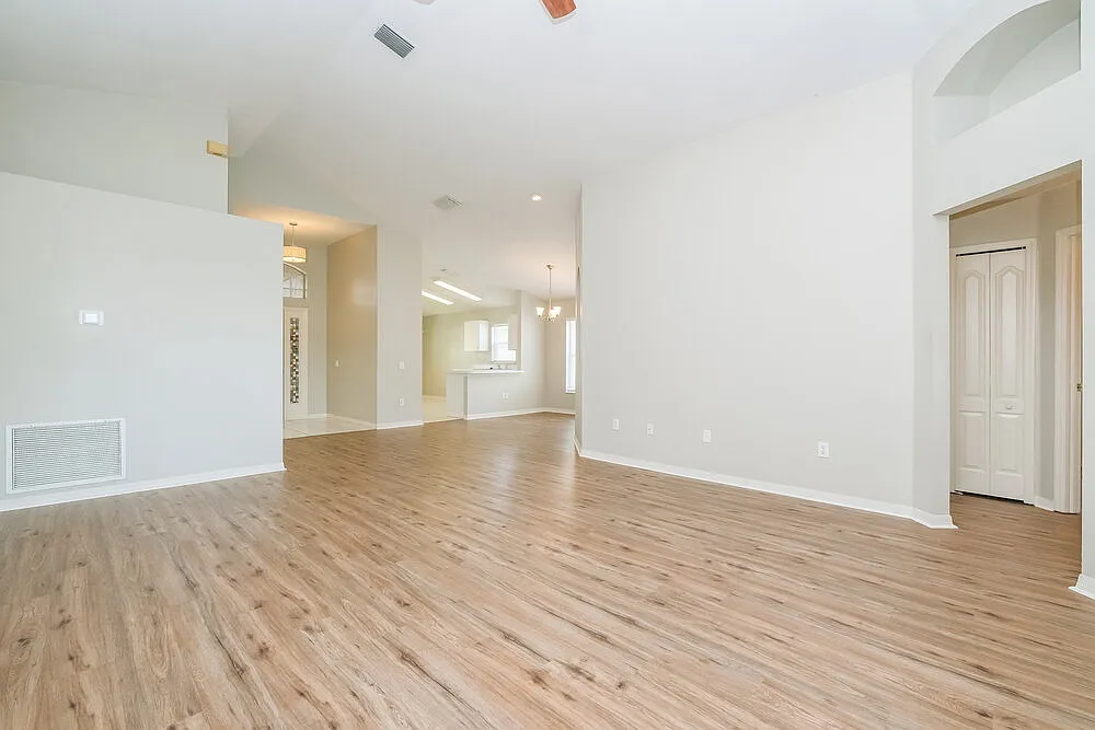 3 bed, 2.0 bath, 1640 sqft, $2,190 — Photo 4