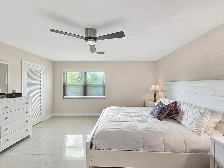 537 E Causeway Blvd — Photo 14