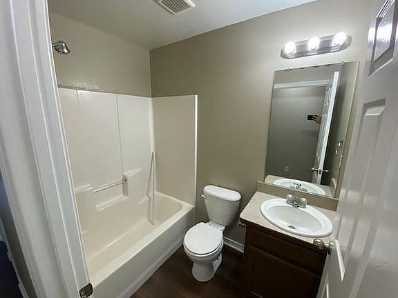 5th image of 604 N Montgomery St