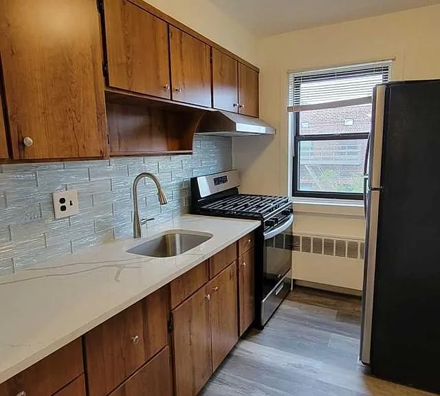 2333 Hudson Ter #E3 — Photo 7