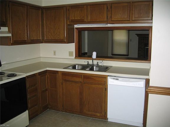 4th image of 350 Middle Oaks Dr