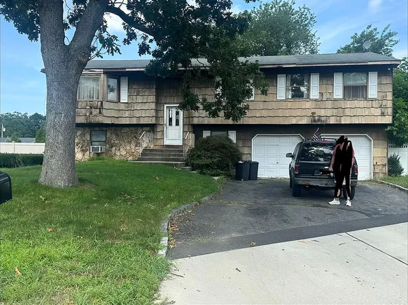 11 Taurgo Ln, Centereach, NY 11720