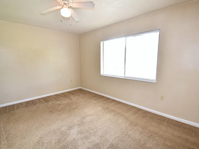 2635 SW 35th Pl — Photo 13