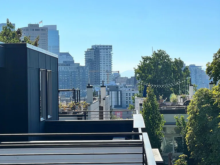 16th Ave E — Photo 5