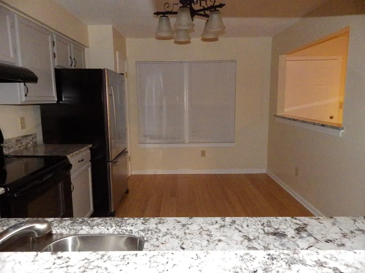 2 bed, 2.5 bath, 1312 sqft, $1,600 — Photo 3