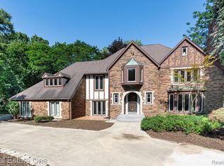 300 Camelot Way, Rochester, MI 48306