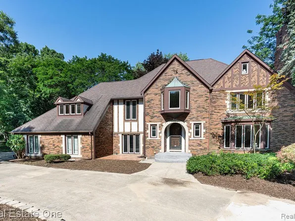 300 Camelot Way, Rochester, MI 48306