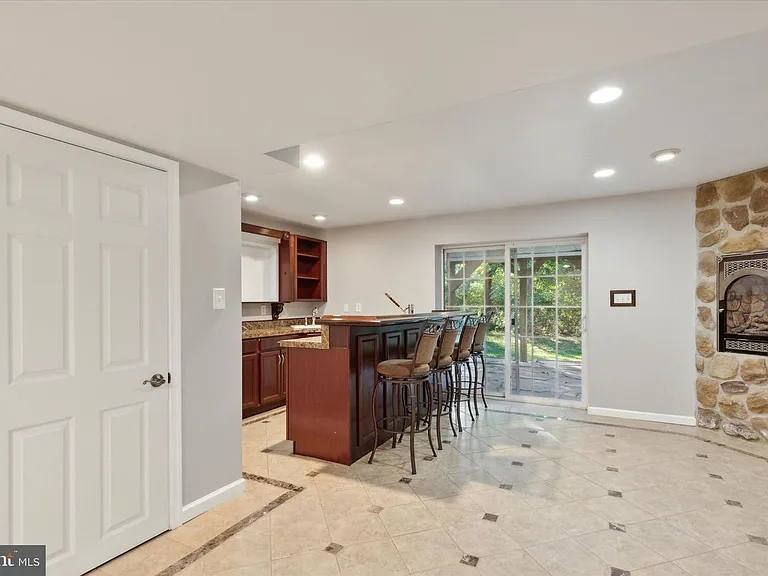 125 Vernon Ct — Photo 12