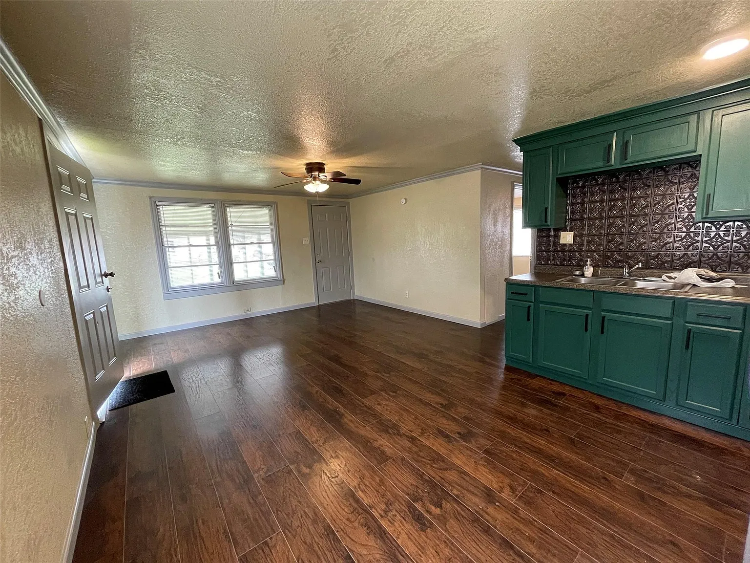 3 bed, 1.0 bath, 814 sqft, $1,200 — Photo 3