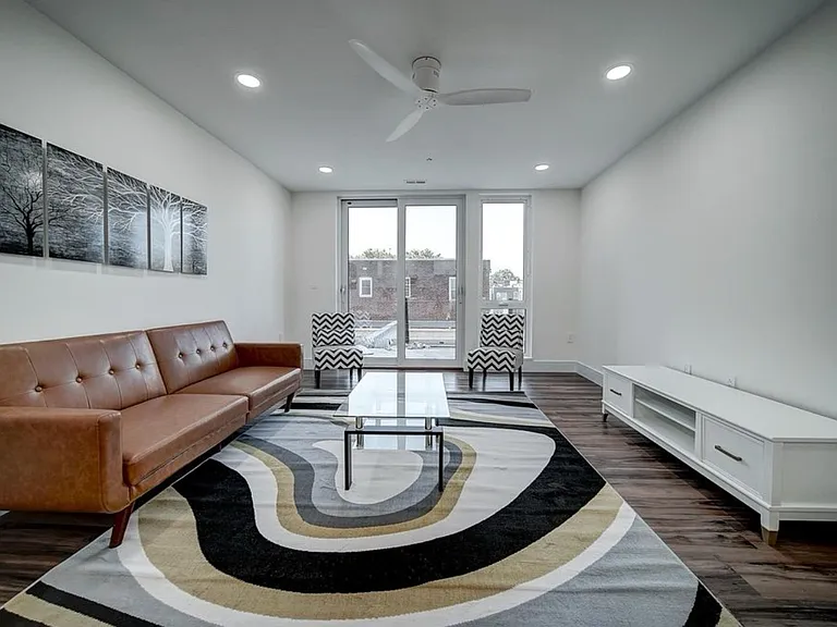 4910 Spruce St #401 — Photo 2
