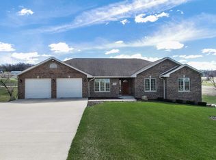 8514 Kemp Ct, Dubuque, IA 52003