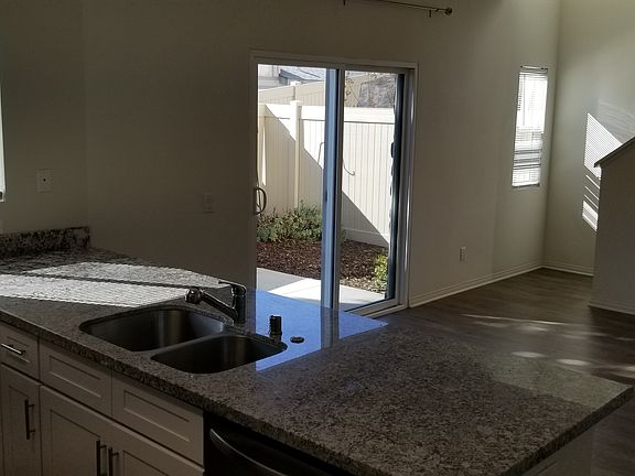 4th image of 907 W Lincoln Ave #4
