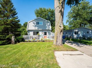 6798 Saline Dr, Waterford, MI