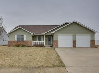 112 N Heritage Dr, Fisher, IL 61843