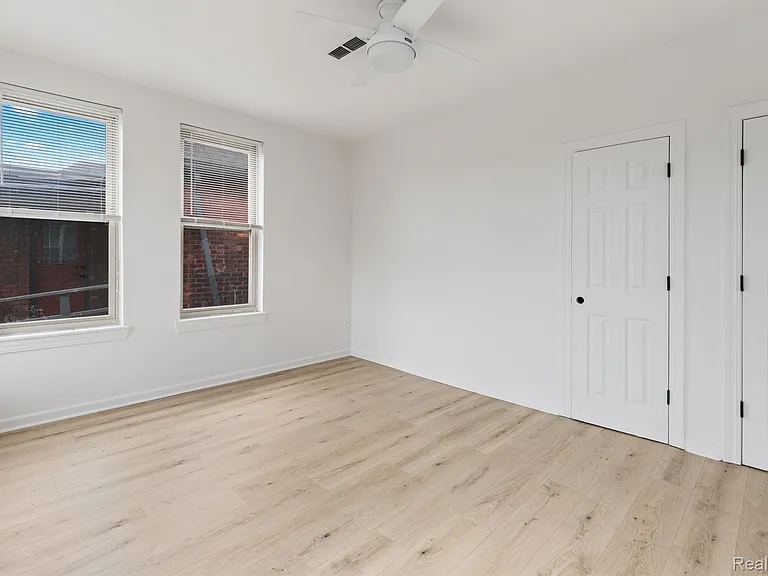 314 Hendrie St — Photo 10