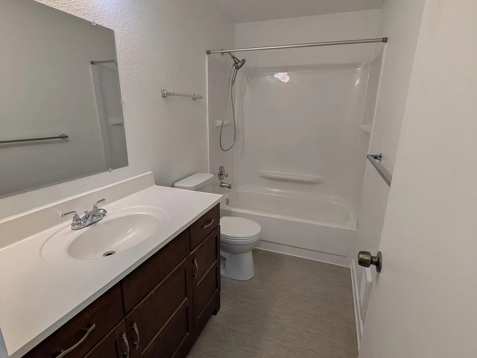 2 bed, 958 sqft, $2,100 — Photo 2