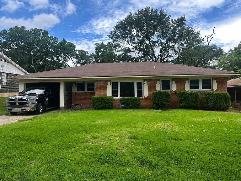 3850 Lisa Ln — Photo 1
