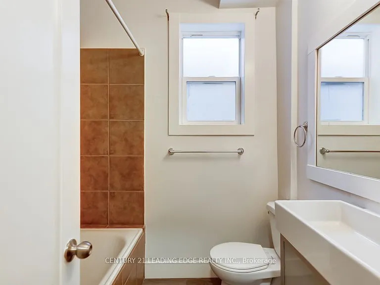 104 Leslie St E #MAIN FL — Photo 16