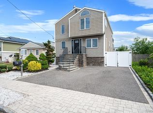 25 E Seacrest Ave, Lindenhurst, NY 11757