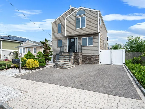 25 E Seacrest Avenue, Lindenhurst, NY 11757